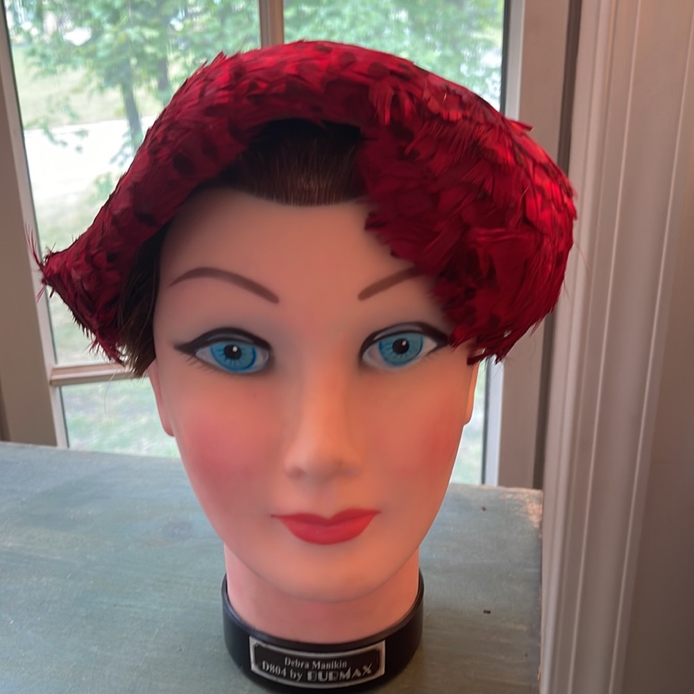 VINTAGE MUIR’S EAST ORANGE RED FEATHER HAT 7 by 7 1/2 in.